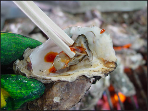 구워진 굴에 초고추장을 발라먹으면 그 맛이 일품이다. 